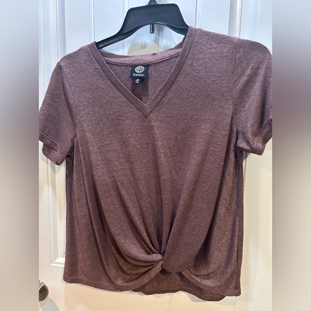 bobeau Twist-Knot V-Neck Short Sleeve Tee in Mauve